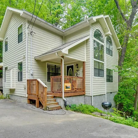 Gatlinburg Vacation Rental Balcony With Hot Tub!